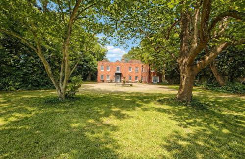 Luxury Grand Windsor Mansion Private 5 Acres & Helipad - Photo 1