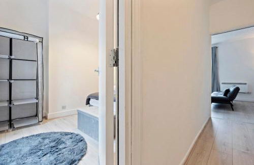 Cozy 1-Bedroom Apartment Steps from Bullring & Victoria Square - Foto 46