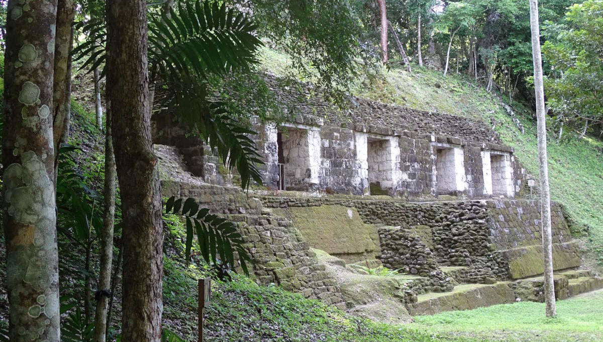 En el Templo de las Manos Rojas