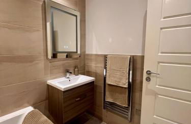 Cosy 2 Bed Retreat with FREE Secure Parking - Foto 11