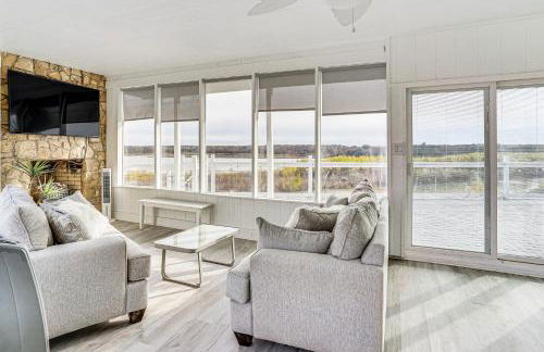 Luxury Lakefront Retreat with Dock in Runaway Bay - Foto 24