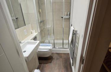 Luxury Two Bed Apartment w Car Parking, by Station - Foto 3