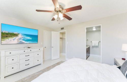 Across from Beach | Balcony • Pool • Parking • 2BR - Foto 13