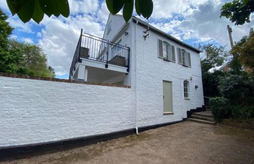 Riverside Cottage with balcony and fishing jetty - Foto 13