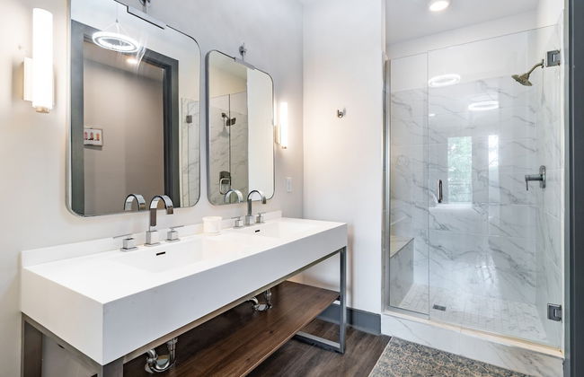 Lindsley by Avantstay Balcony Modern Design A Downtown Location - Photo 19