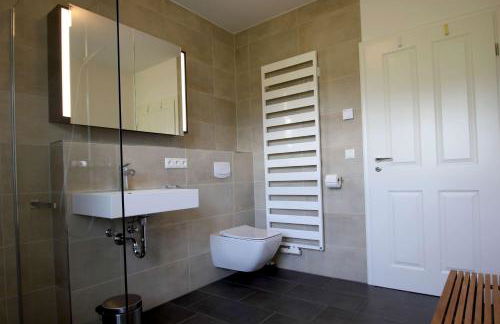 wassernahes Ferienhaus mit Meerblick und Schwimmbadnutzung in Sellin - Ferienhaus Rohrweihe - Foto 14