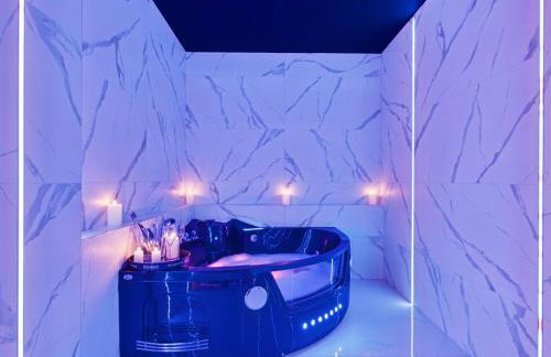 Jacuzzi LoveAparts Marki Romantic Getaway - Photo 20