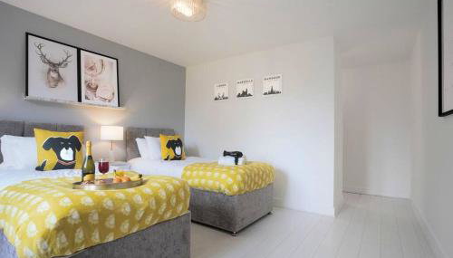 Stylish 6 Bedroom 3 Bathroom Detached House with Free Parking, Super-Fast Wifi, Pool Table, Smart TVs with Netflix by Yoko Property - Foto 2