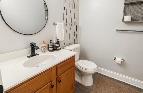 Disney-Area 3BR Townhome | Sleeps 9 | Pool + Gym - Foto 28