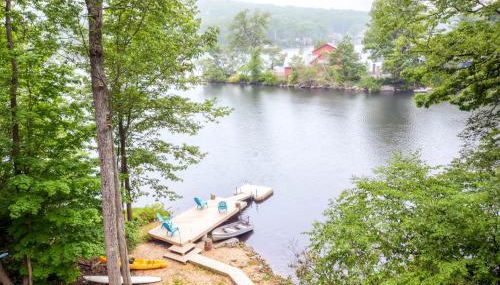 Waterfront Highland Lake Home with Deck and Dock - Foto 2