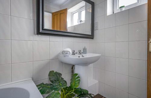 City and Airport - 2-Bed Contractor Base - Free Parking and Fast WiFi - Foto 17