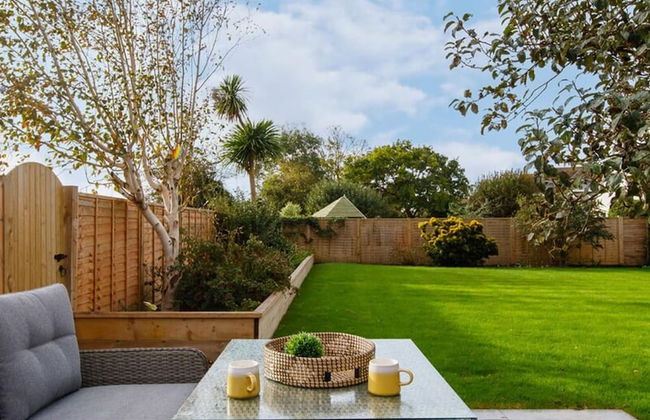 Coastal Retreat for 8 With Hot Tub - Walk to Beach - Foto 5