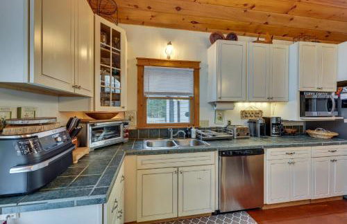 Cabin with Hot Tub and WiFi 4 Mi to Snowshoe Resort - Foto 11