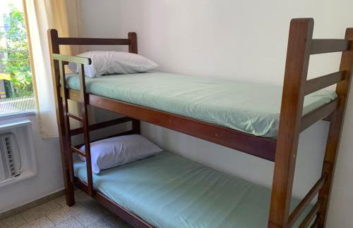 Apartamento Praia das Astúrias, 2 minutos de caminhada para praia, piscina, garagem demarcada, cama Queen - Foto 22