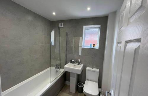 3 Bedroom New House with Wi-Fi Sleep 5 By Home Away From Home -B - Foto 26