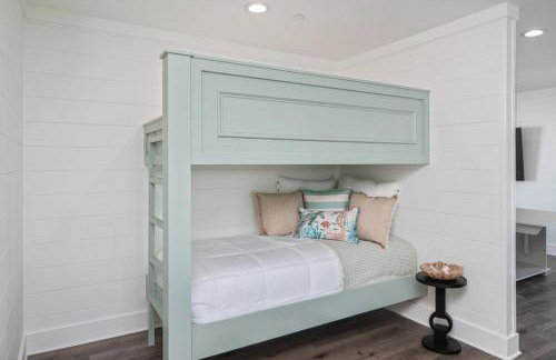 2 Blocks to the Beach! Pool & Golf Cart, Sleeps 21 - Foto 16