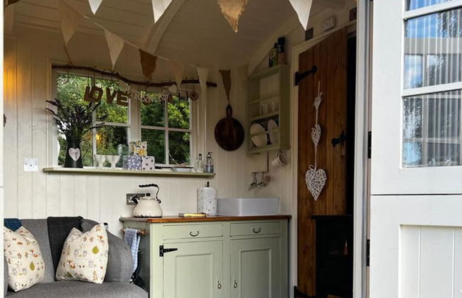 1 Bed Glamping Hut - Firepit, Fireplace, Views - Photo 11