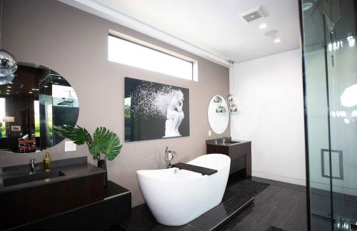 NEW Modern Oasis off Melrose - Rooftop - Pool - Photo 17