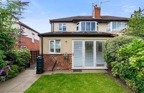 Pass The Keys Picture Perfect Haven in Didsbury Village - Free Parking & EV Station - Photo 55