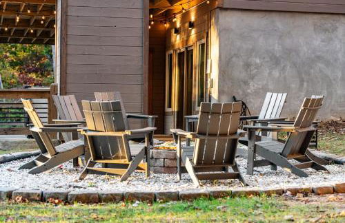 Honeysuckle Chalet - Luxe Mountain Chalet - Hot Tub, Wi-Fi, Pool Table, Party Deck, Fire Pit - 15 mins to Blue Ridge! - Foto 68