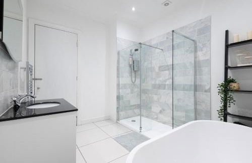 Extravagant 6 Bed Victorian Townhouse with Hot Tub - Photo 11