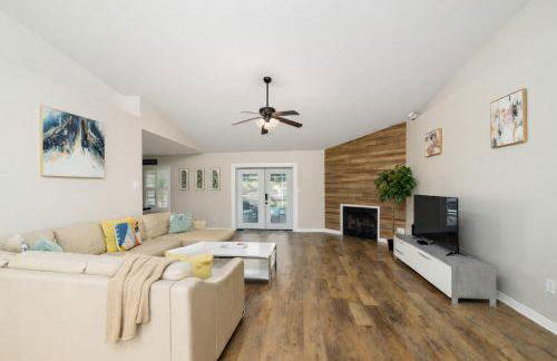 Pool House, Short Drive to Beach, Grill, Smart TV - Foto 3