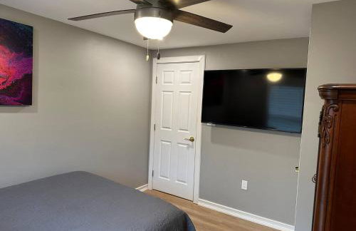 Stylish 3 BR Entire Home NearTown & Beach with Pool Table & King Bed - Foto 34