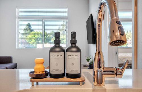 Chic and Modern Getaway with Gym 5 Min to Downtown - Foto 14