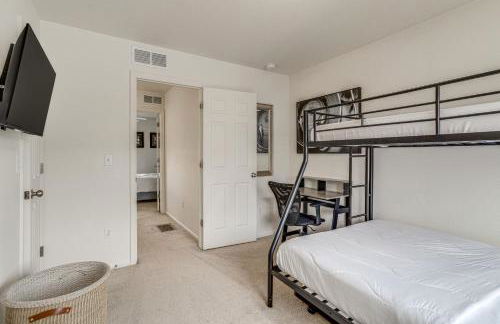 6 Mi to DIA Denver Home with Fenced Yard and Fire Pit - Foto 17