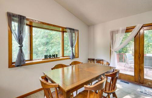 2 Mi to Cedar Lake Quiet Home with Fire Pit and Deck - Foto 7