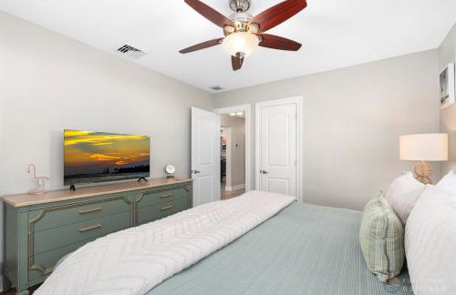 Adorable Dog Friendly Home with Fenced Yard, Office, STEPS to Canal & Hospital! - Foto 19