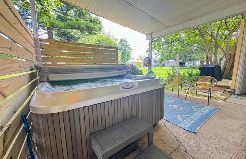 Mid-Century Modern Themed Home with Outdoor Hot Tub - Foto 27