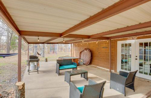 Near Lake Fork Home with Fire Pit in Yantis! - Foto 28