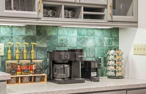 Newly Renovated Luxe Home near Asheville | Pool, Hot Tub, Theater & Games! - Foto 16