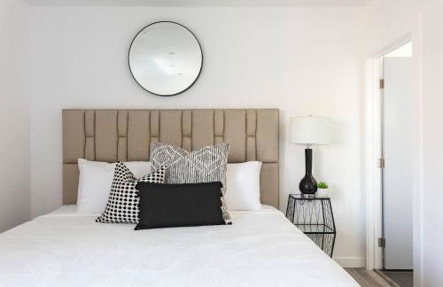 Experience Luxury 4BR Townhouse Sleeps 8 with Parking - Foto 19