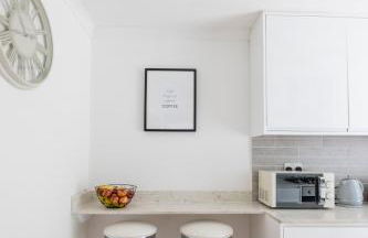 Gorgeous Modern Apartment near Redhill Station inc Private Garden & Parking - Foto 1