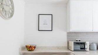 Gorgeous Modern Apartment near Redhill Station inc Private Garden & Parking - Foto 1