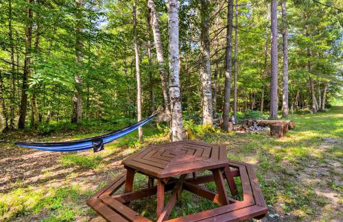 Cozy Manistique Cabin with Deck, Grill and Fire Pit! - Foto 22