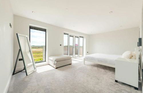 Modern 5 Bedroom Luxury Home with Sea Views and Hot Tub - Photo 13