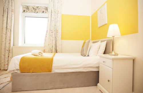 Mount Rd By N And N Stays Contractor Friendly 4 Bed House With Large Driveway, Bath - Photo 25