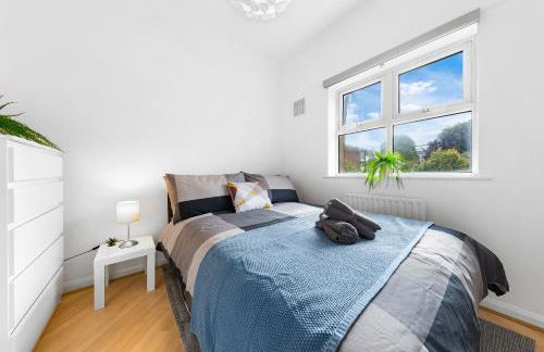Cozylease 3 Bedroom Canary Wharf Family,Workcation, Fast WiFi, Workspace,1 stop to City - Photo 39