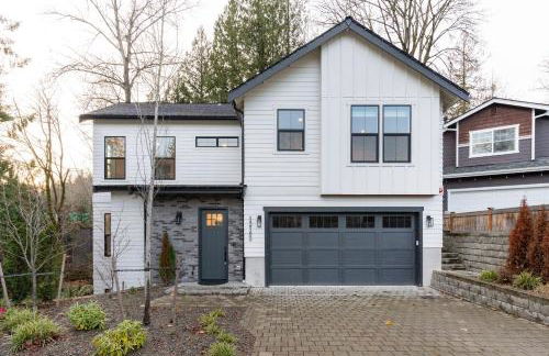 Elegant 3-Story House with Private Backyard in WA - Photo 8