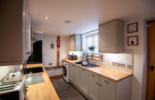 Bramble Cottage - Cosy 2 Bed With Deluxe HOT TUB & Log Burner - Photo 18