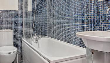 Stylish Town Centre Apartment, ALLOCATED FREE PARKING SPACE, RICKMANSWORTH HIGH STREET, Modern Decor, Juliet Balcony, Walking Distance to Rickmansworth Station Metropolitan Line - Foto 5, Shower