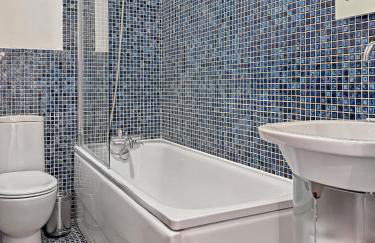 Stylish Town Centre Apartment, ALLOCATED FREE PARKING SPACE, RICKMANSWORTH HIGH STREET, Modern Decor, Juliet Balcony, Walking Distance to Rickmansworth Station Metropolitan Line - Foto 5