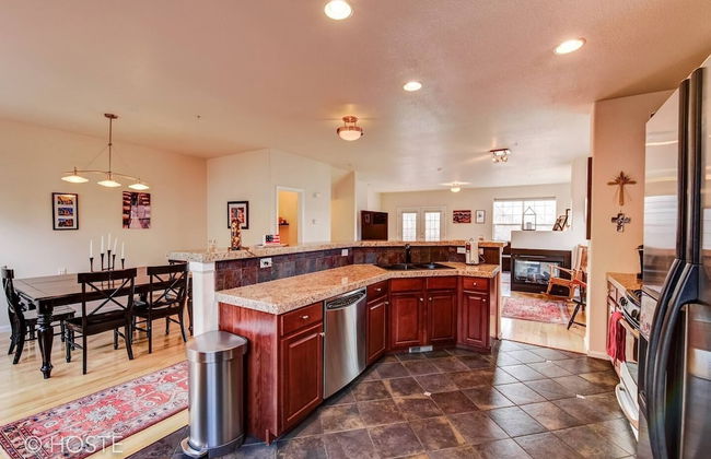 3BR Downtown Townhome /w Stunning Balcony Views! - Photo 16