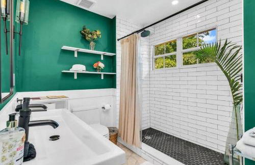 Tropical Estate w/ Guesthouse & Pool. Sleeps 8! - Foto 10