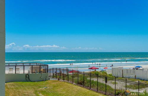 Ocean View Balcony just STEPS to the Beach with Pool, Parking and Wi-Fi! - Foto 22