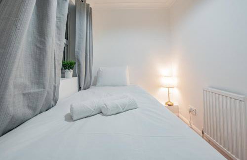 Bright Cosy Cottage with Parking and Outdoor Patio - Foto 6