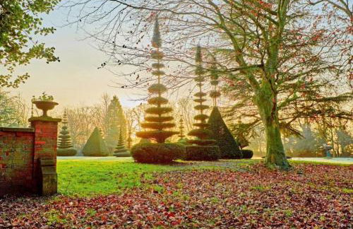 CRESSY HALL - Historic Grade II Listed Manor, Gorgeous Topiary Garden - Foto 33